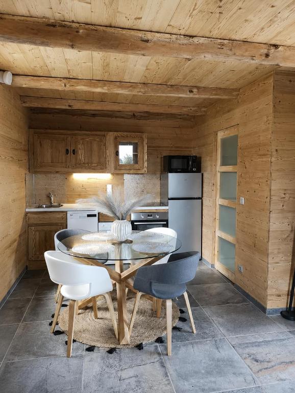 CHALET COSY A LA MONTAGNE AVEC SAUNA TONNEAU situé à St Laurent en Grandvaux - Proche lacs cascades et pistes de ski - B&B Saint-Laurent-en-Grandvaux