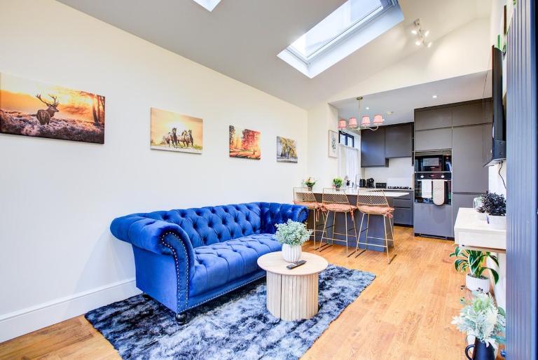 Stylish 2BR 2BA City House Sleeps 5 Central Harrow - Ferienwohnung Harrow