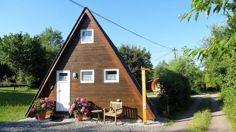 Eichhörnchen-In der Natur Zuhause-Ferienhaus mit Fass Sauna im Garten und moderner Klimaanlage - Bed and Breakfast Gossersweiler-Stein