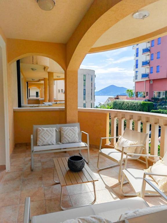Pržno Coastal Dream - Luxury Spacious Holiday Condo with Sea view - B&B Pržno