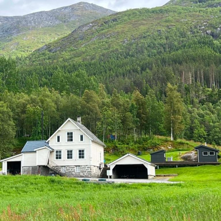 Sjarmerende gårdshus i Hardanger med elbil-lader - Ferienwohnung Eidfjord
