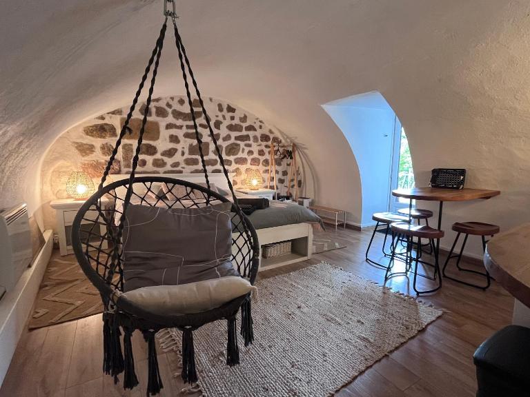 Charmant studio, maison en pierre, terrasse, jardin privatif et parking - B&B Veyras