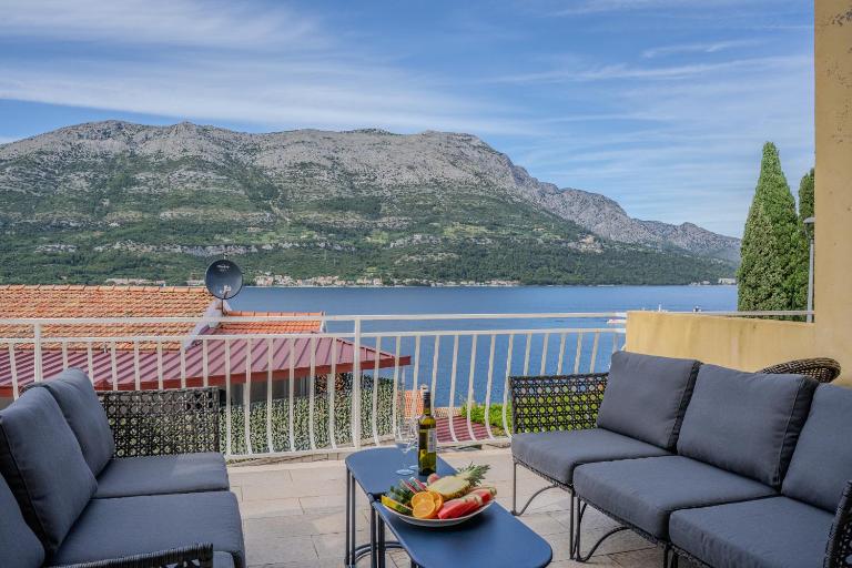 Prime Sea View & Cozy Courtyard - B&B Curzola