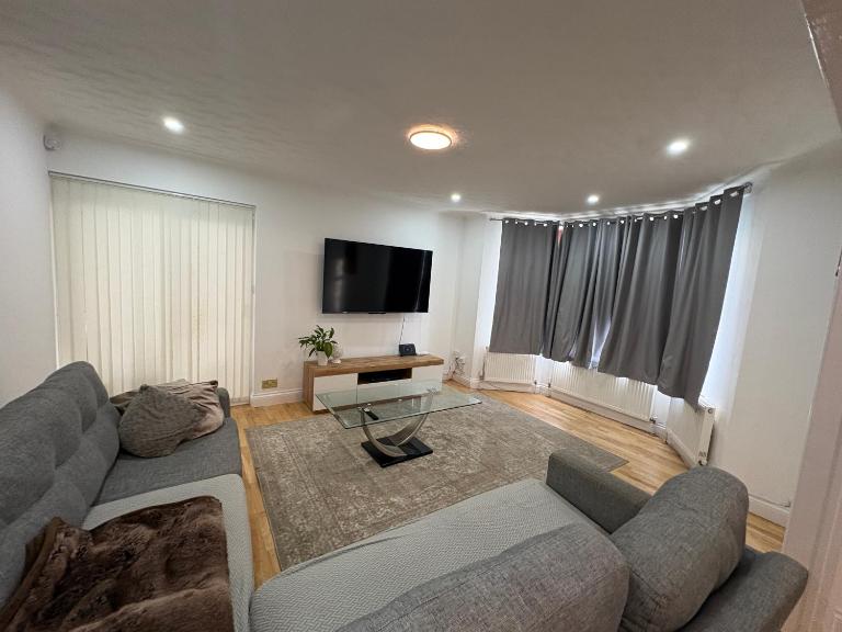 Lovely detached house - B&B Hendon