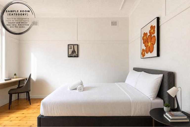Double Bed Room with Easy Commute to Hurstville Station - Shared Bathroom - B&B Sydney