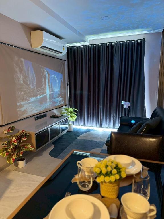 Asoke City View Projector Room - B&B Bang Kapi