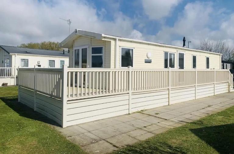 Homely 6 Berth Caravan With Large Decking At Manor Park In Hunstanton Ref 23020C - B&B Hunstanton