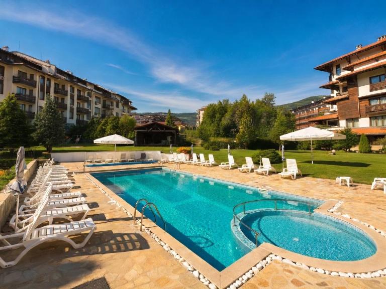 LUXURY Designer Apt I Meters to Gondola Lift I Sleeps 6 I Pool & Parking I - Ferienwohnung Bansko