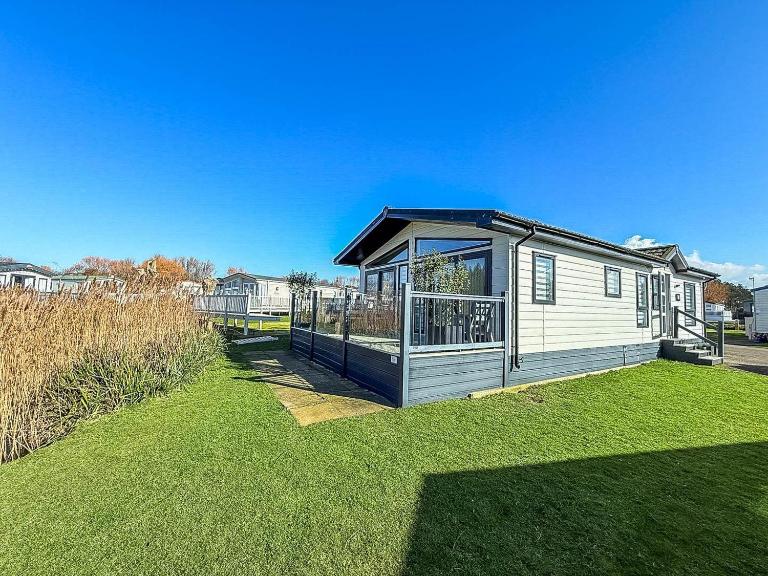 Stunning 6 Berth Lodge With Decking At Manor Park In Hunstanton Ref 23064K - B&B Hunstanton