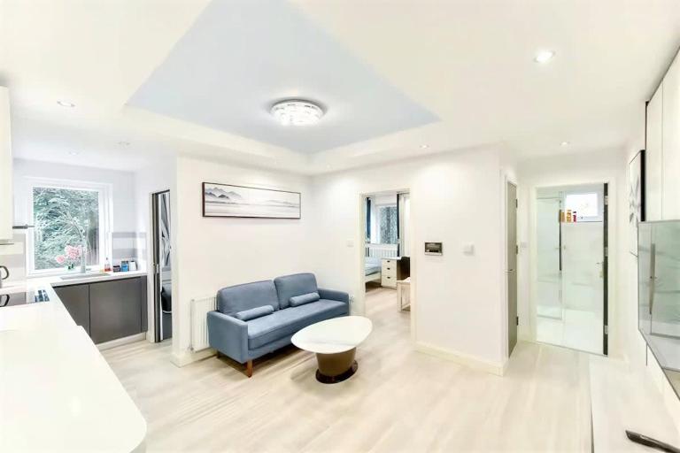 2 Bedroom 3 Bed Stylish Flat with parking - Chambres d'hôtes Crowthorne