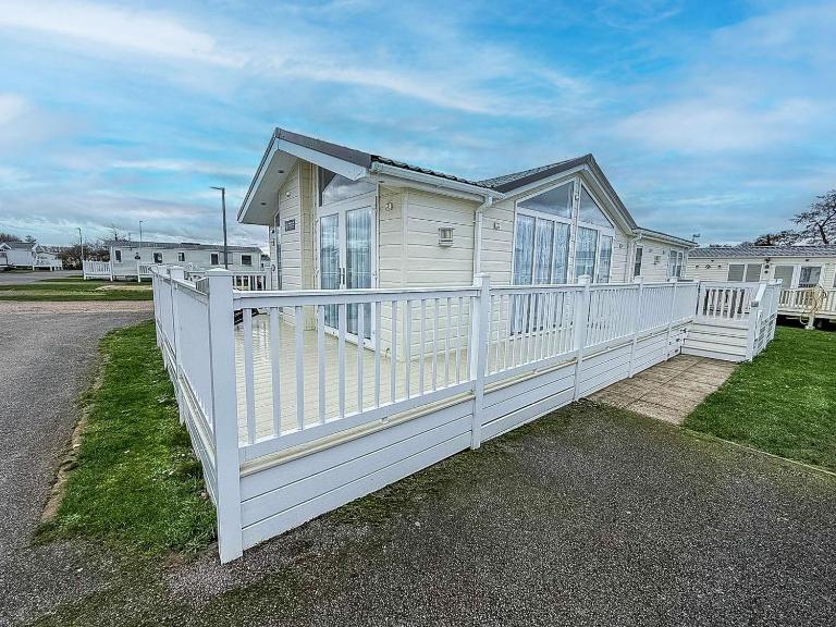 Stunning Lodge With Decking At Manor Park Near Hunstanton Beach Ref 23066W - B&B Hunstanton