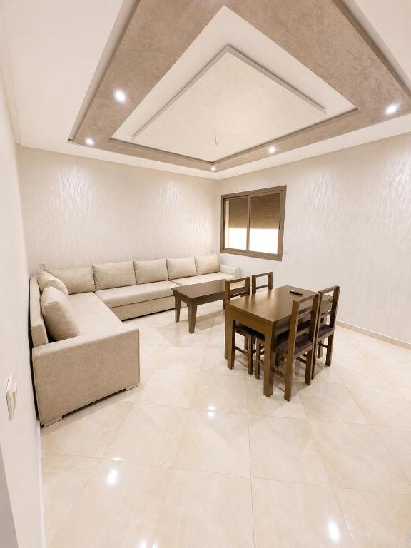 Quiet 2-bedroom with patio, elevator & parking - Ferienwohnung Tétouan