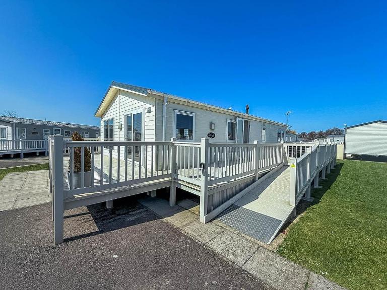 Stunning 4 Berth Lodge With Decking At Manor Park In Hunstanton Ref 23173K - B&B Hunstanton