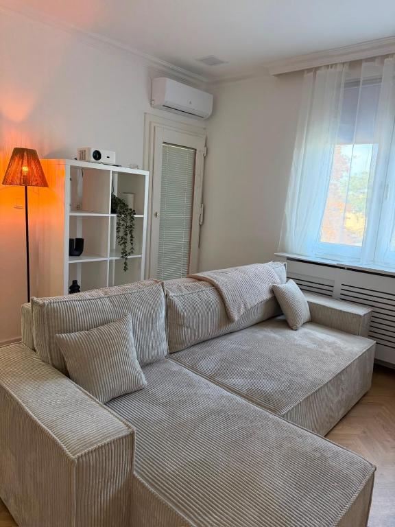 Neu renoviertes Apartment nahe Flughafen Wien Schwechat I mit Parkplatz & 2 Schlafzimmer - Ferienwohnung Schwechat