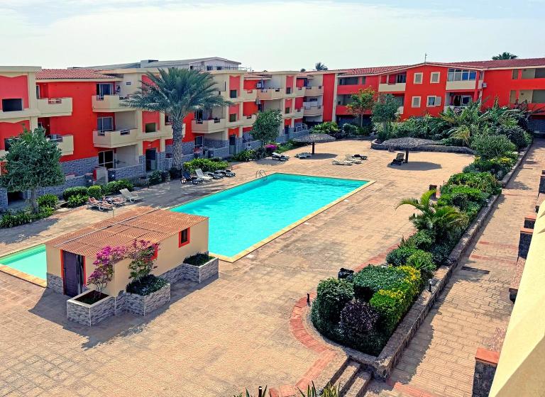 F22C 2BR Renovated Gem - Pool - Steps to Beach - Bed and Breakfast Santa Maria