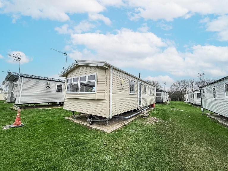 Cosy Caravan With Free Wi-Fi At Dovercourt Holiday Park Ref 44502R - B&B Great Oakley