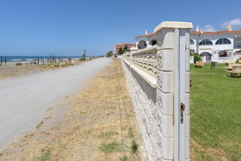 WintowinRentals First-Line Beach House with Terrace - B&B Torre de Benagalbón