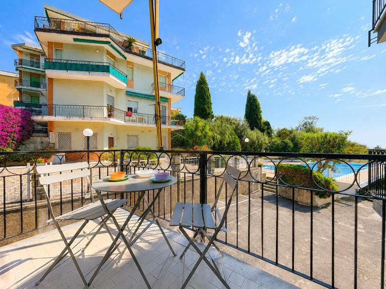 Hostdomus - La Bussola with pool - Bed and Breakfast Ceriale