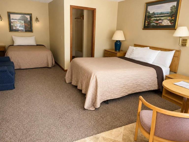 Room 27-1 Queen 1 Full Suite-Woodland Motor Lodge - Bed and Breakfast Grayling