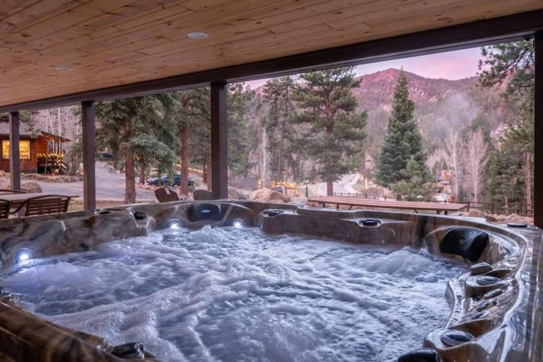 Cabin 12 - Spacious & Updated -Hot Tub & King Beds - B&B Estes Park