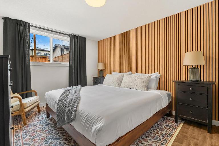 Urban Hideaway Walk to Shops 3BR 8px - Ferienwohnung Calgary