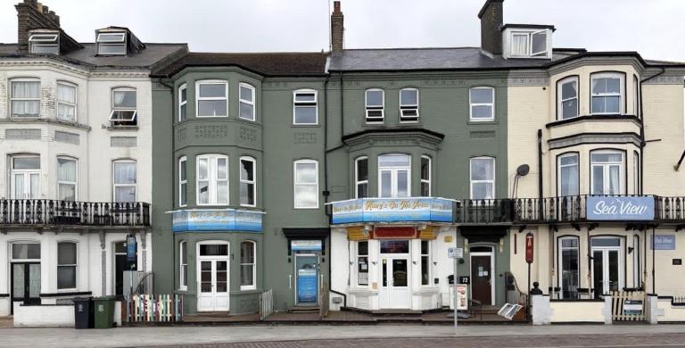 Henry's On The Prom - Bed and Breakfast Great Yarmouth