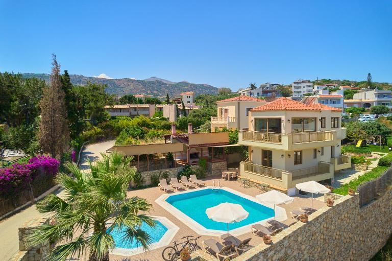 Family seaside Kladissos Villa with private heated pool! - B&B Agía Pelagía