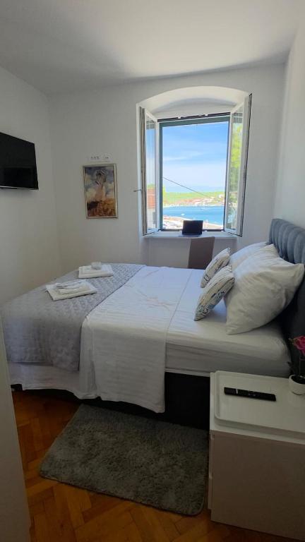 Beach House Tisno whit Sea View - B&B Tisno