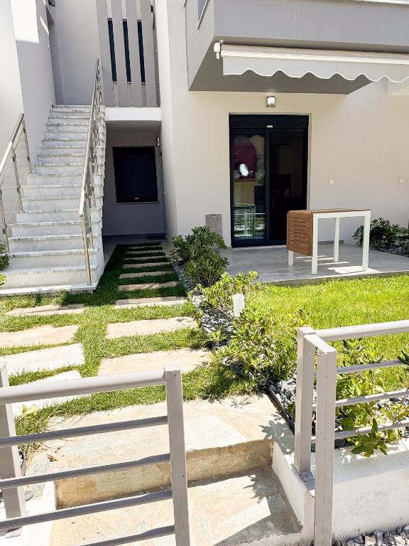 Paralia Ofriniou Oasis Apartment with Swimming Pool Access and Starlink WIFI - B&B Orfánio