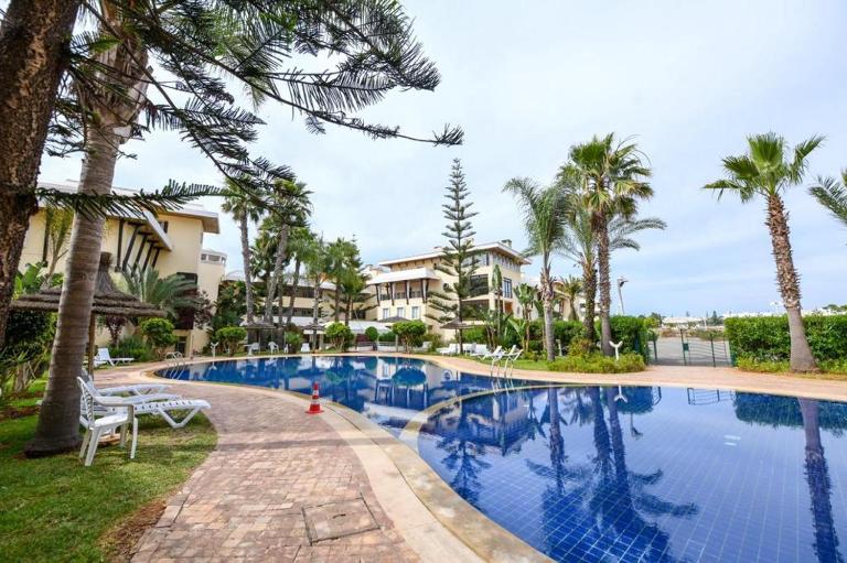 Spacious apartment, pool, beach, basement parking - B&B Bouznika