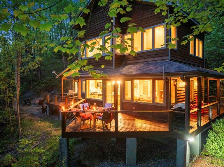 Secluded Smoky Mountain Cabin, Firepit and Views - Bed and Breakfast Bryson City