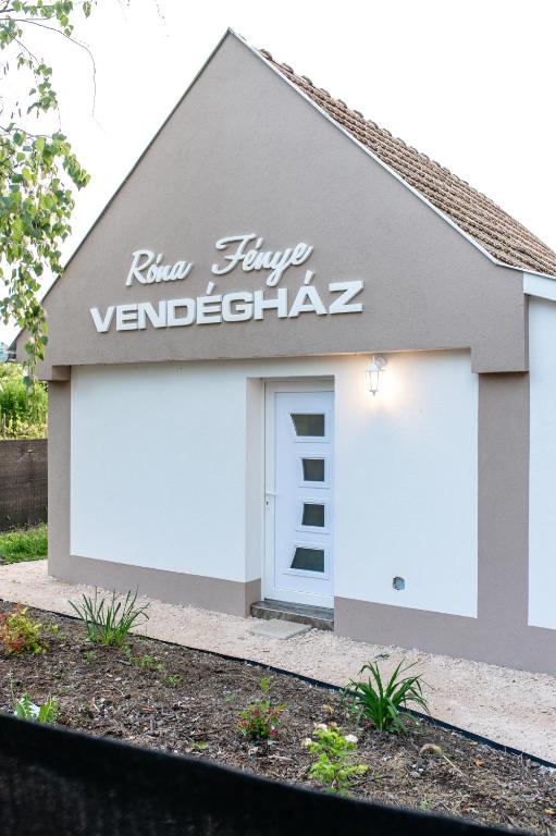 Róna Fénye Vendégház - Ferienwohnung Sándorfalva