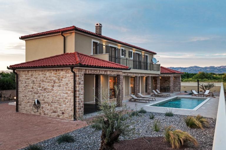 NEW Villa Bombovi dvori with Pool, Gym & Sauna - Chambres d'hôtes Privlaka