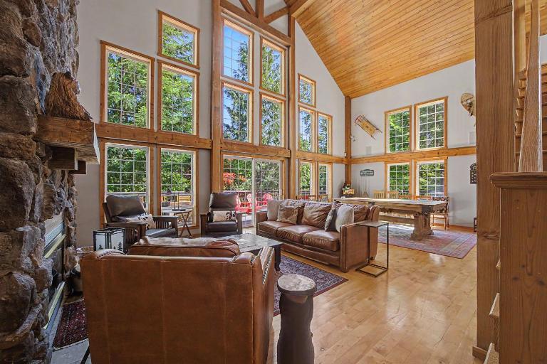 Lazy Bear Lodge · Spacious 6BR Lodge with Chef's Kitchen, Hot Tub, Golf Views and more - B&B Mount Hood Village