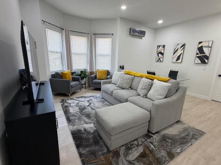 Modern 2BR Oasis - B&B Jersey City