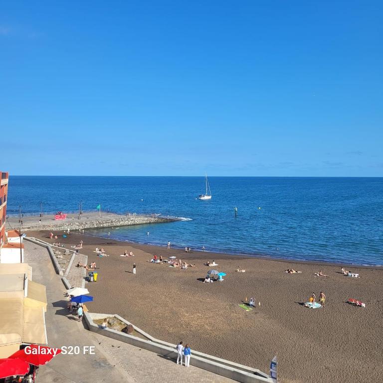 BEACHFRONT APARTMENT - Front Row, Sea View, Penthouse Feeling, Fast WiFi, Smart-TV - B&B Melenara