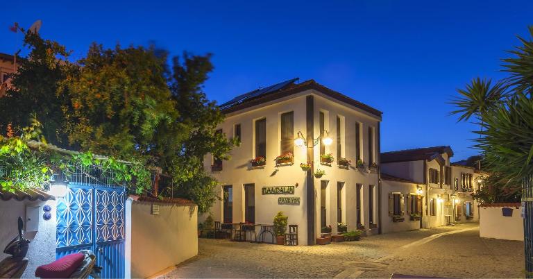 Mandalin Pansiyon - Bed and Breakfast Siğacık