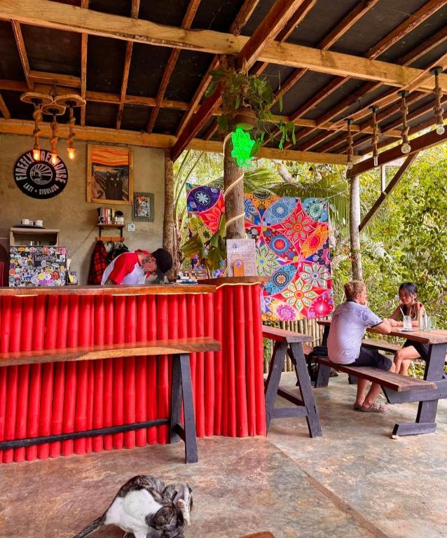 Firefly Treehouse Cafe and Bar - Chambres d'hôtes Ytaya