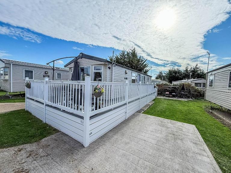 D Area, 2 Bed, 6 Berth Caravan With Decking And Unlimited Wi-Fi Opal Rated 36046D - Bed and Breakfast Southminster