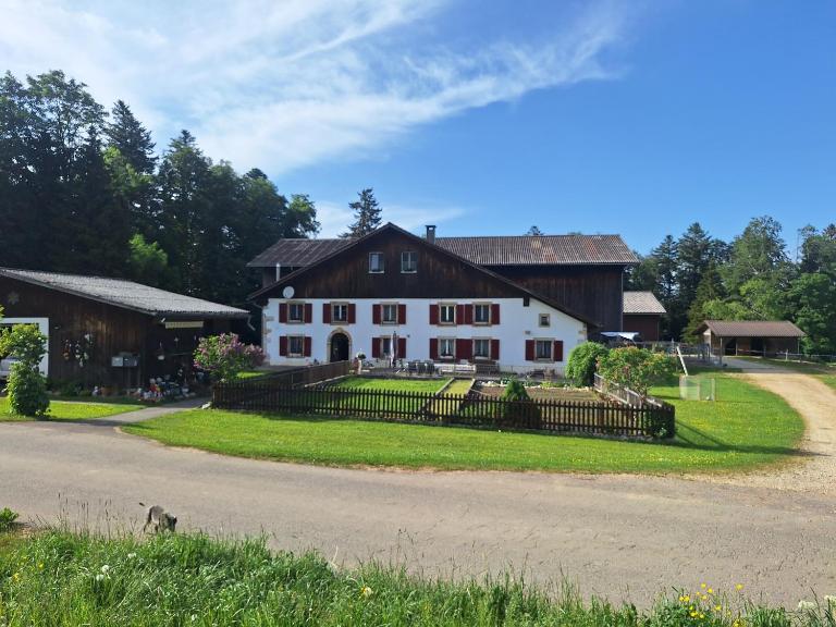 Chambres d'hôtes Les Fontaines - Bed and Breakfast Tramelan
