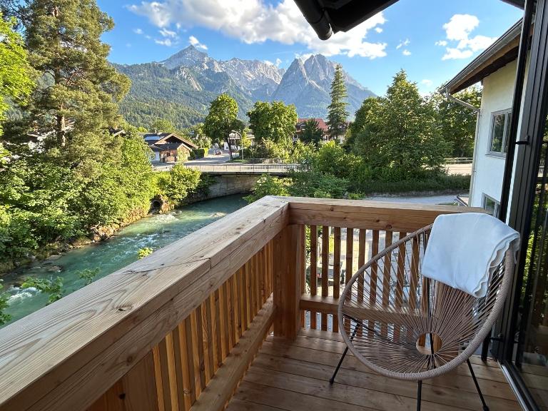 LoisachLodge - zwischen Loisach und Zugspitze - B&B Garmisch-Partenkirchen