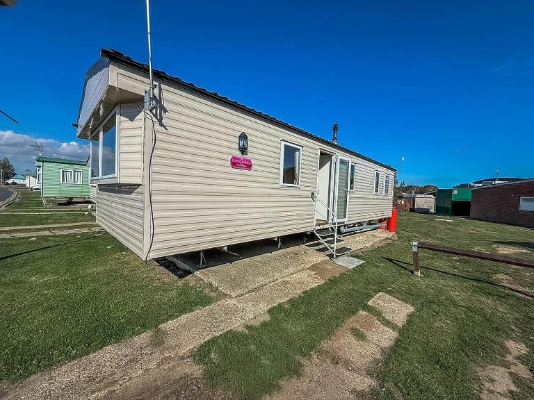 Superb 8 Berth Caravan At St Osyth Beach, Essex Ref 28001G - B&B Clacton-on-Sea