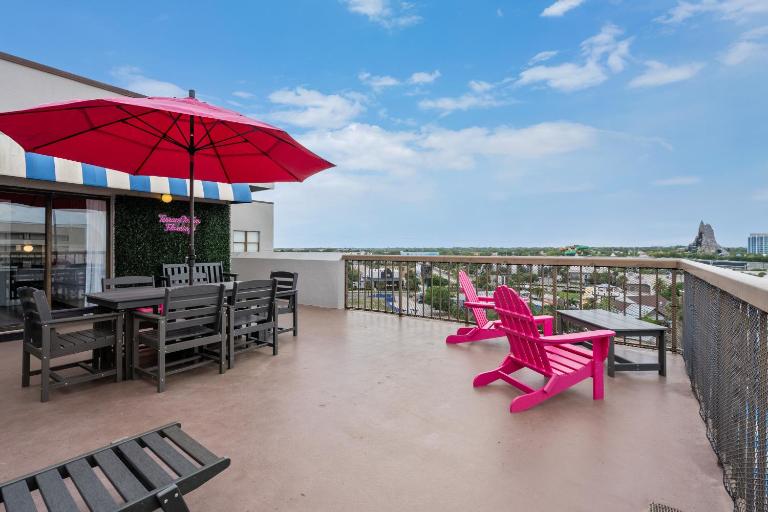 Volcano Bay View 2 Bed 2 Bath Penthouse - Bed and Breakfast Orlando