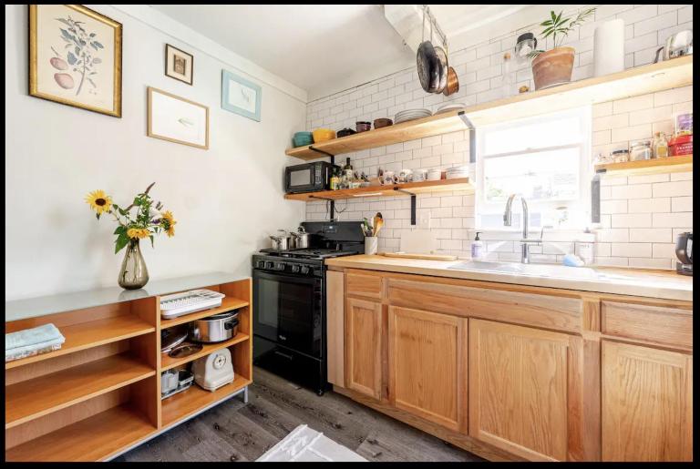 Bright Apt w additional room - B&B Kingston