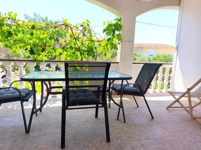 Stela 2 - B&B Povljana