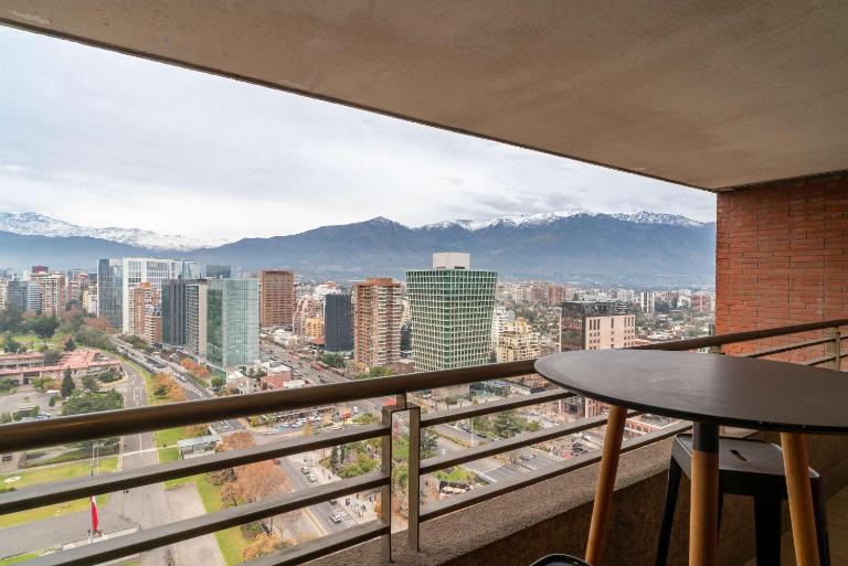HOM I Pasos del Metro I Las Condes I AC I Parking 0226 - B&B Santiago
