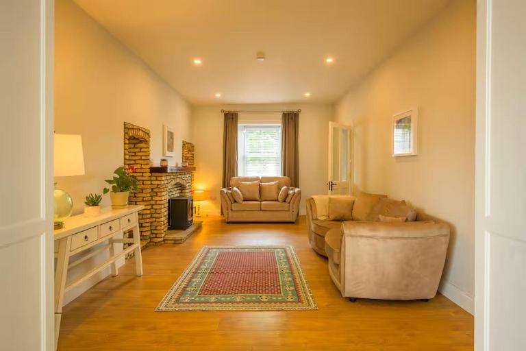 The Stone House Sleeps 10 with Parking - B&B Galway