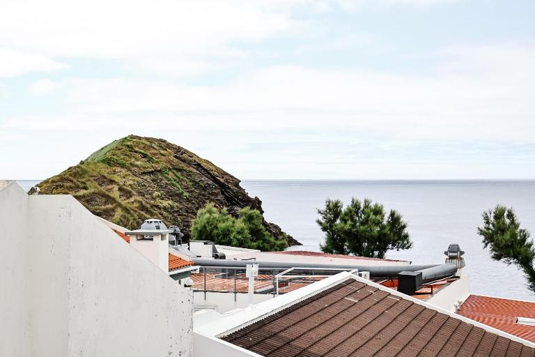 Casa a 2 minutos a pé de piscina natural - B&B Ponta Delgada