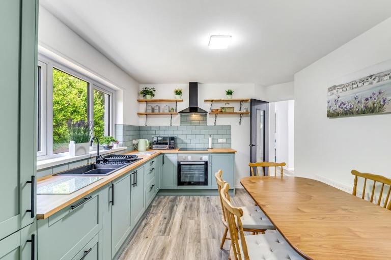 Detached Bungalow, Private parking in town centre - B&B Ballycastle