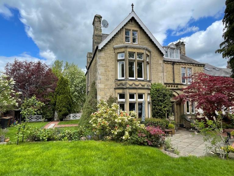 Substantial Victorian home with walled gardens - B&B Hexham